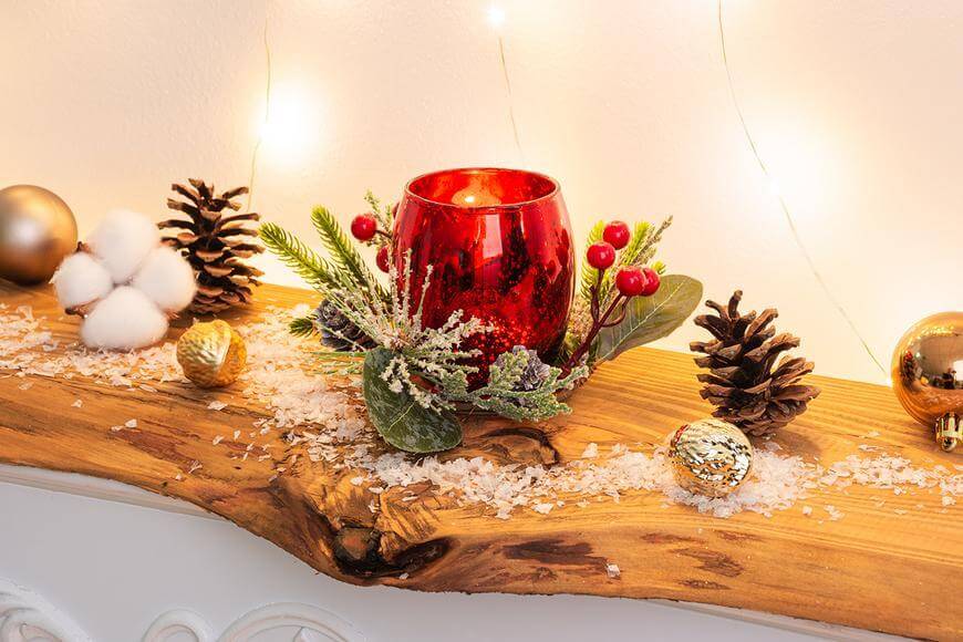 vianočný svietnik lesklý červený ozdobený čečinou, šiškami a imitáciou dreva s rozmermi 15,3x15,3x10 cm